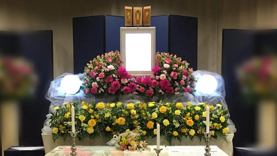 赤と黄色の花でまとめた、シンプル家族葬のコンパクトな生花祭壇